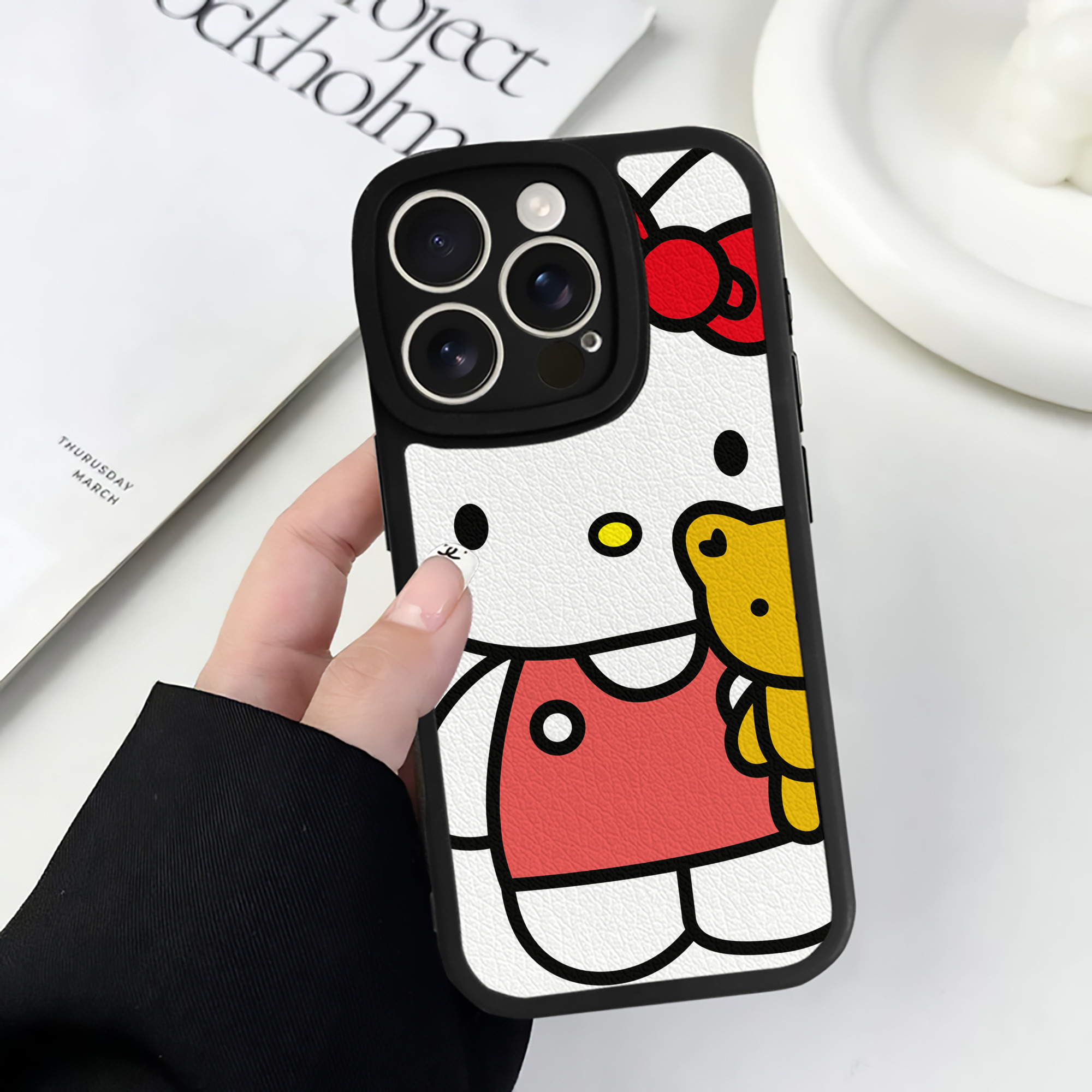 （画像用） Hello Kitty ハローキティ 【iPhone 16シリーズ対応】シリコンスマホケース（レザー調） 材質：シリコン